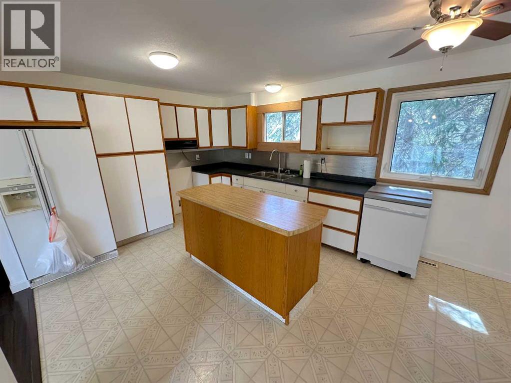 Photo 32 of 4719 46 Avenue, Sylvan Lake AB