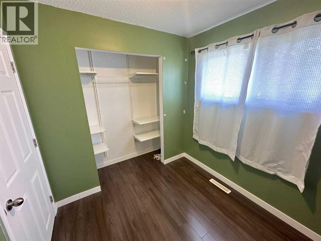 Photo 14 of 4719 46 Avenue, Sylvan Lake AB