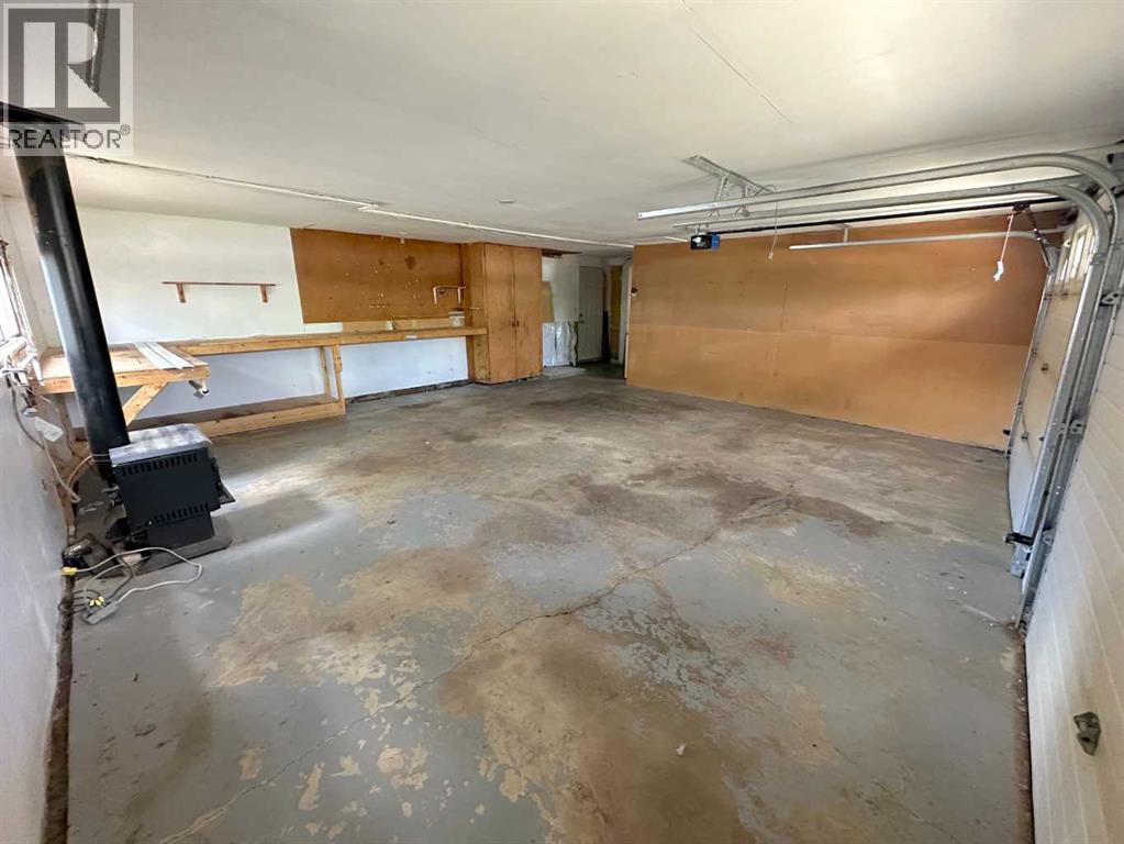Photo 3 of 4719 46 Avenue, Sylvan Lake AB