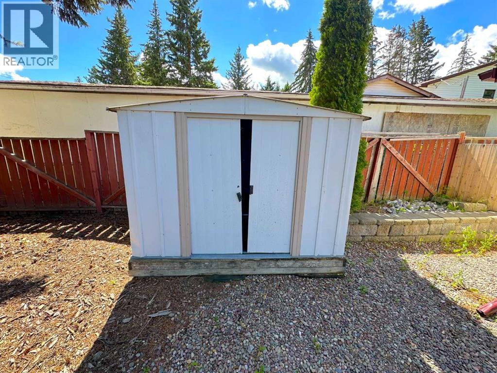 Photo 5 of 4719 46 Avenue, Sylvan Lake AB