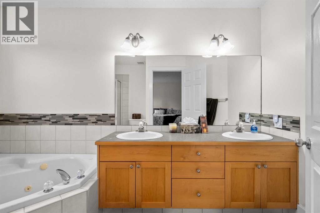 Photo 2 of 3111 39 Street Sw, Calgary AB