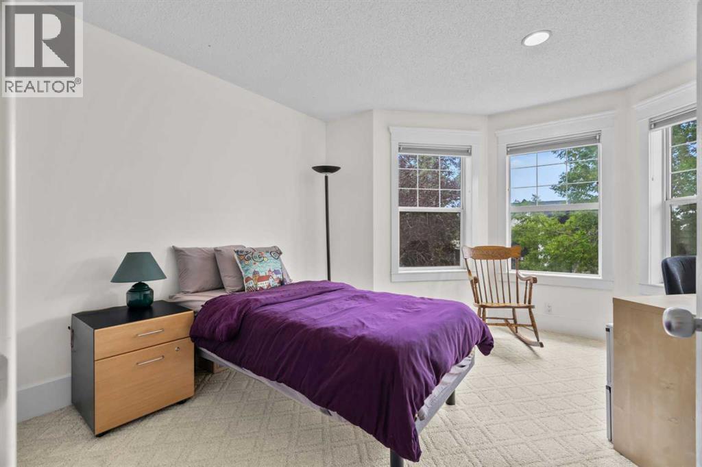 Photo 3 of 3111 39 Street Sw, Calgary AB