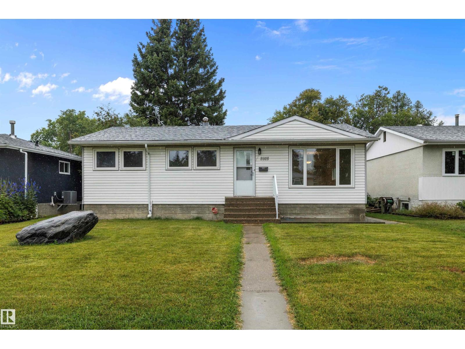 Photo 2 of 8928 147 St Nw, Edmonton AB