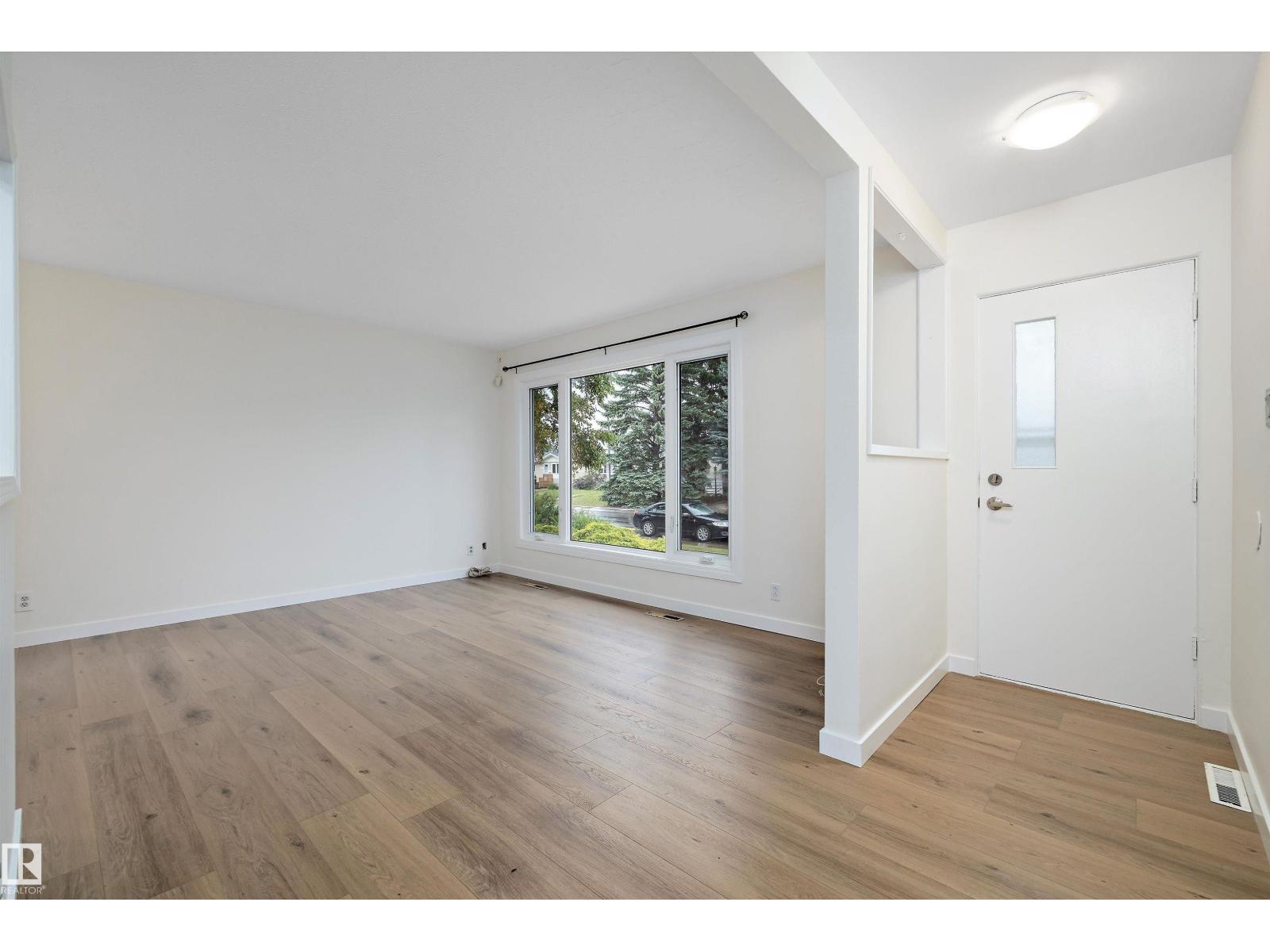 Photo 3 of 8928 147 St Nw, Edmonton AB