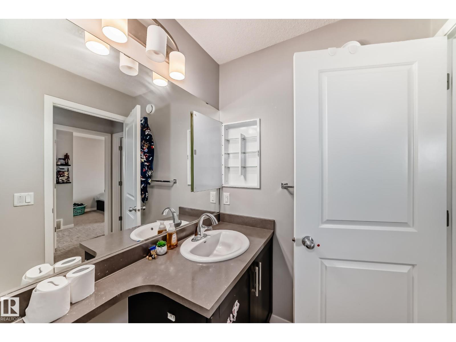 Photo 15 of 2333 82 St Sw, Edmonton AB