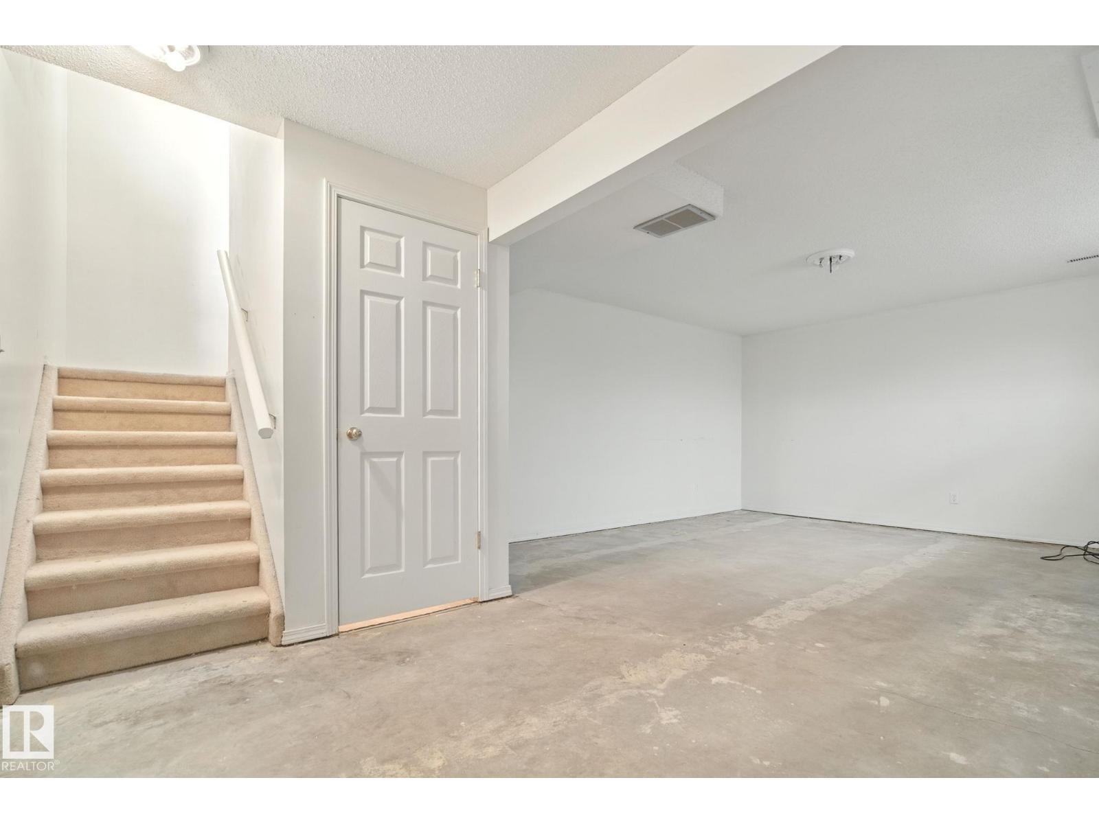 Photo 7 of 4035 38 St Nw, Edmonton AB