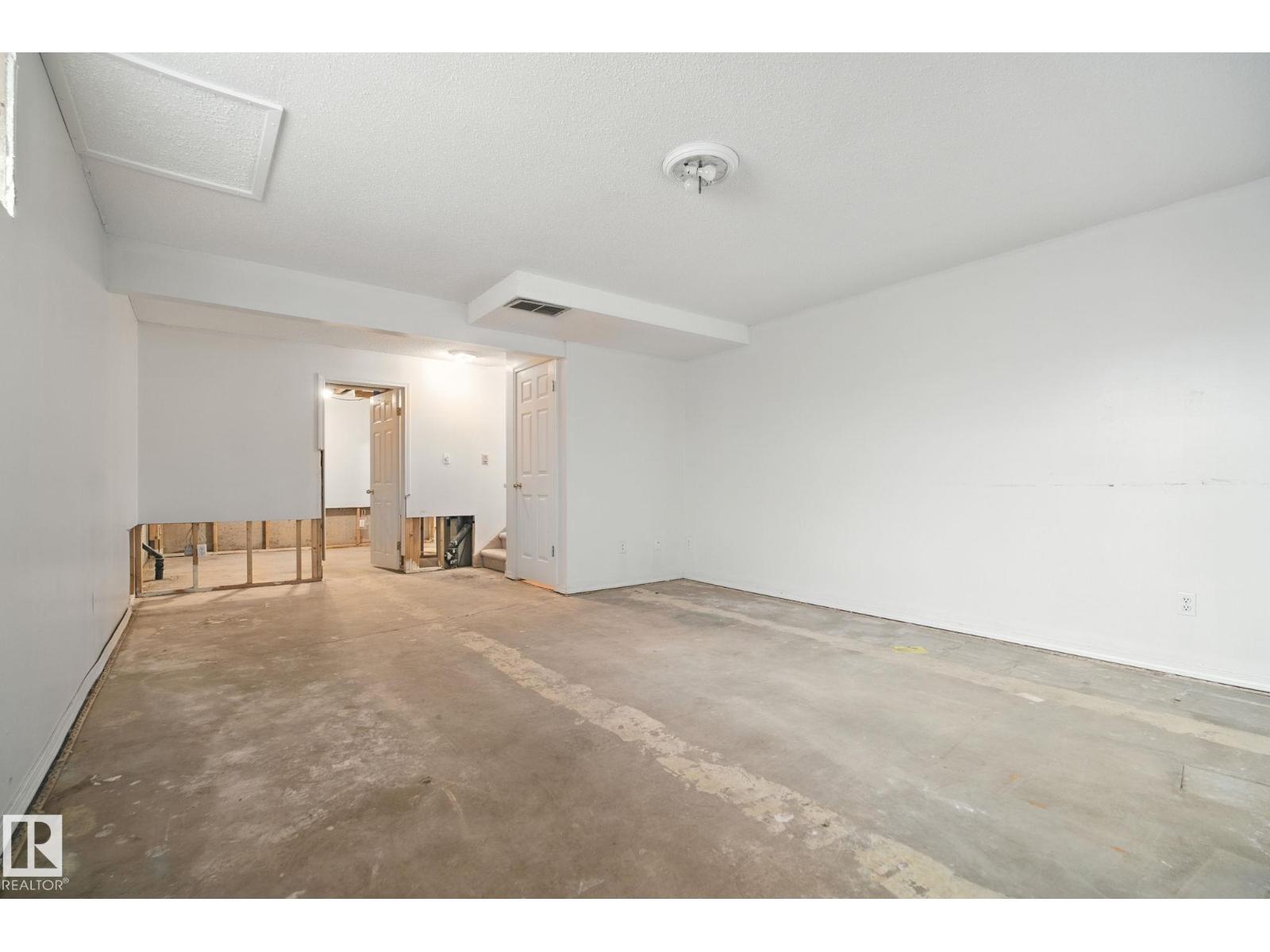 Photo 3 of 4035 38 St Nw, Edmonton AB
