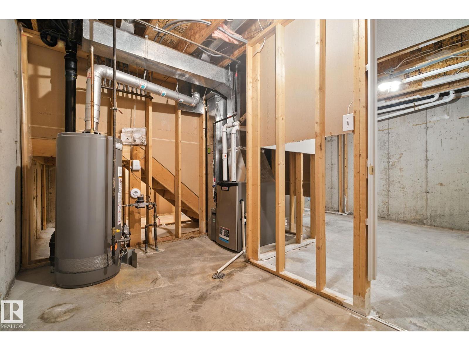 Photo 15 of 4035 38 St Nw, Edmonton AB