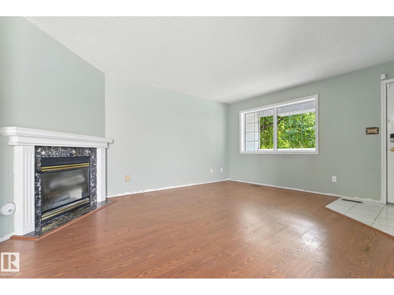 Photo 8 of 4035 38 St Nw, Edmonton AB
