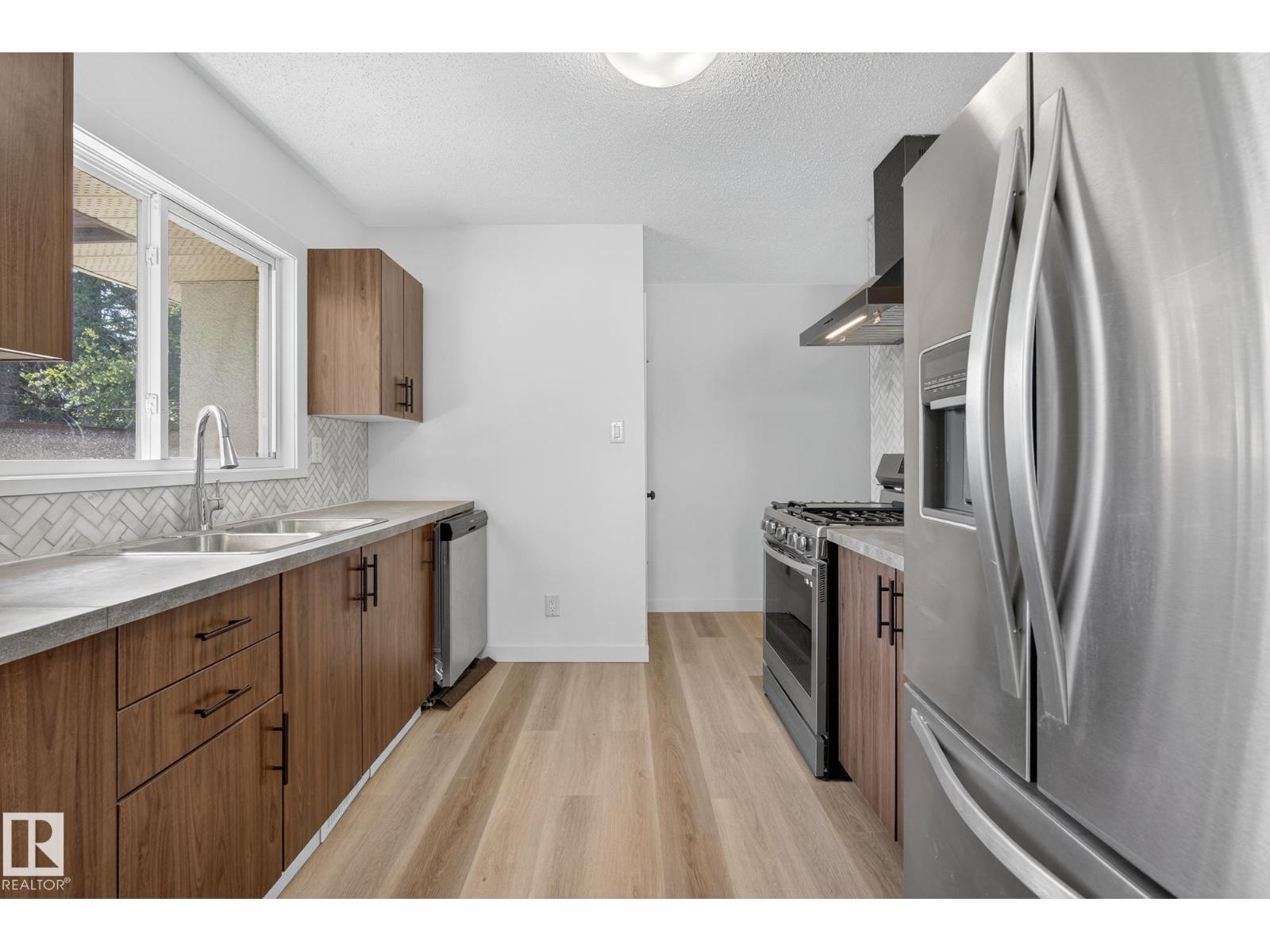 Photo 10 of 10403 65 Av Nw, Edmonton AB