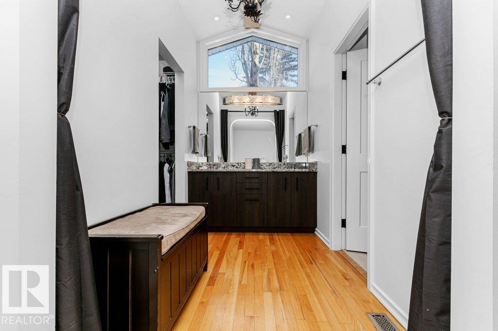 Photo 3 of 9728 141 St Nw, Edmonton AB