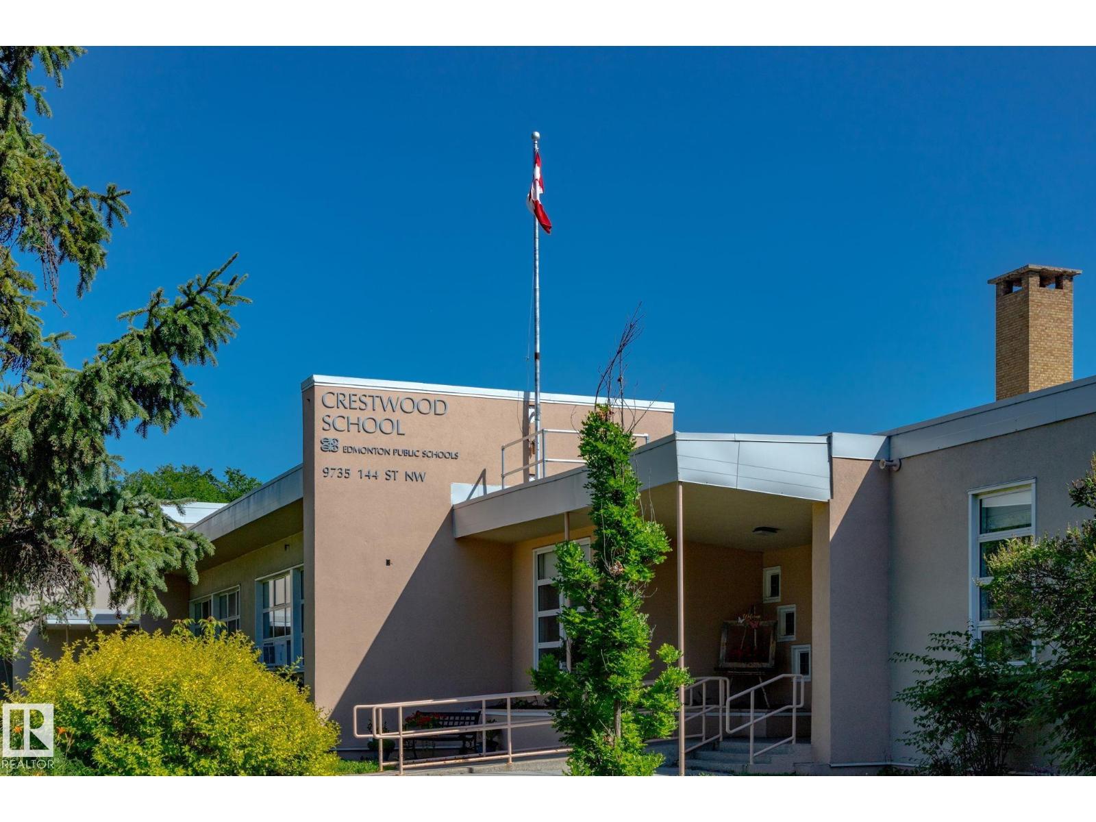 Photo 10 of 9728 141 St Nw, Edmonton AB