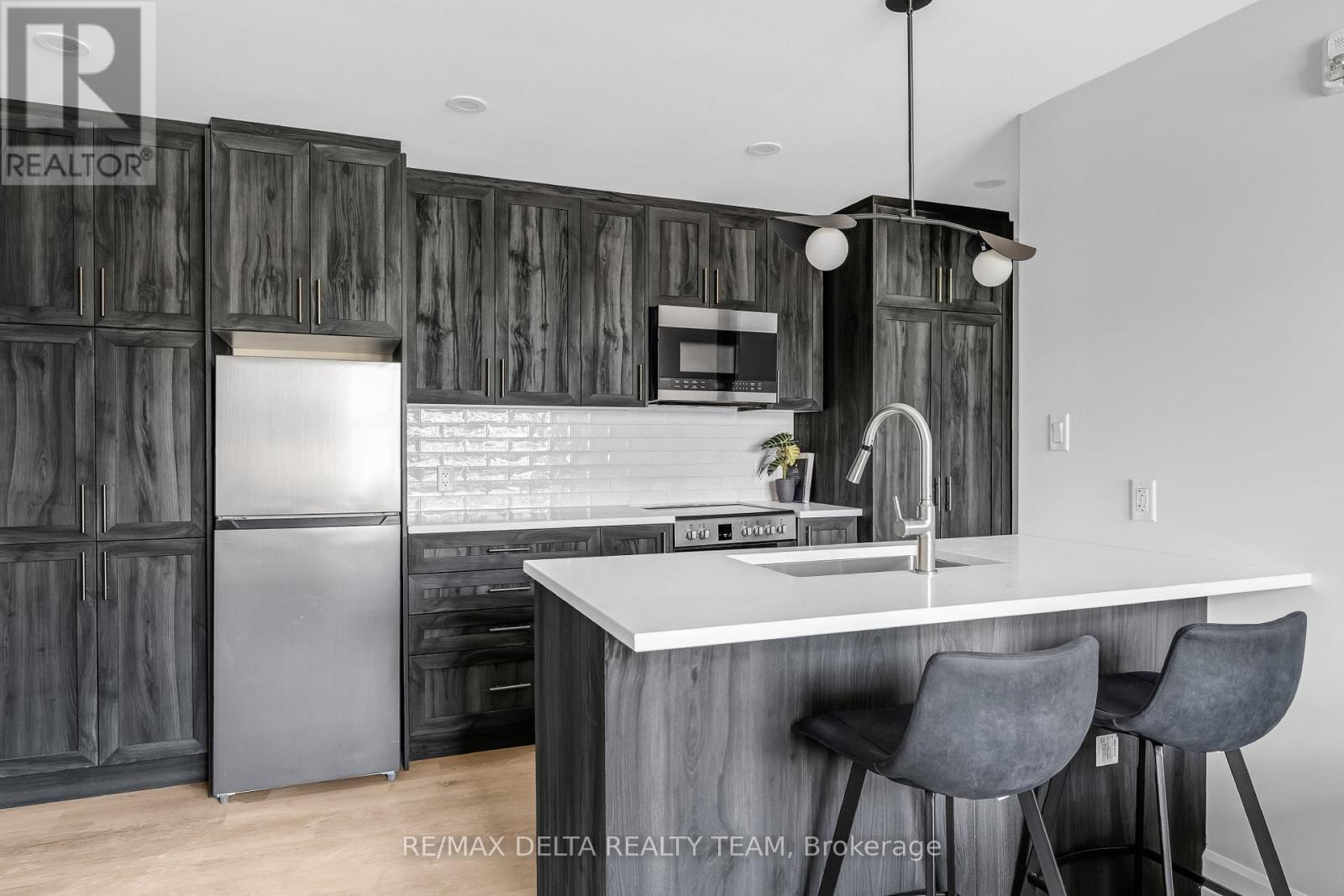Photo 9 of 206 658 Somerset Street W, Ottawa ON