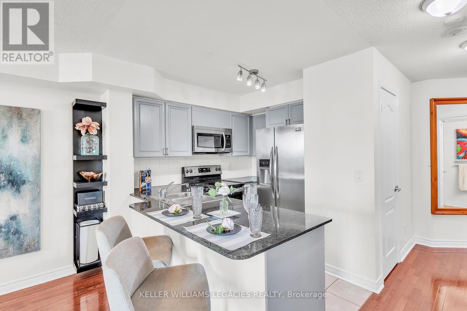 Photo 13 of 2013 33 Elm Drive W, Mississauga ON