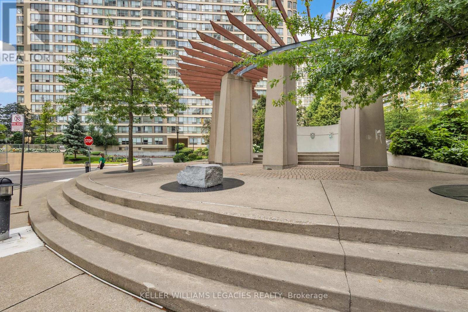 Photo 4 of 2013 33 Elm Drive W, Mississauga ON