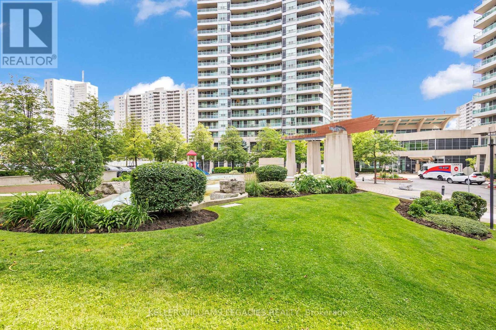 Photo 5 of 2013 33 Elm Drive W, Mississauga ON