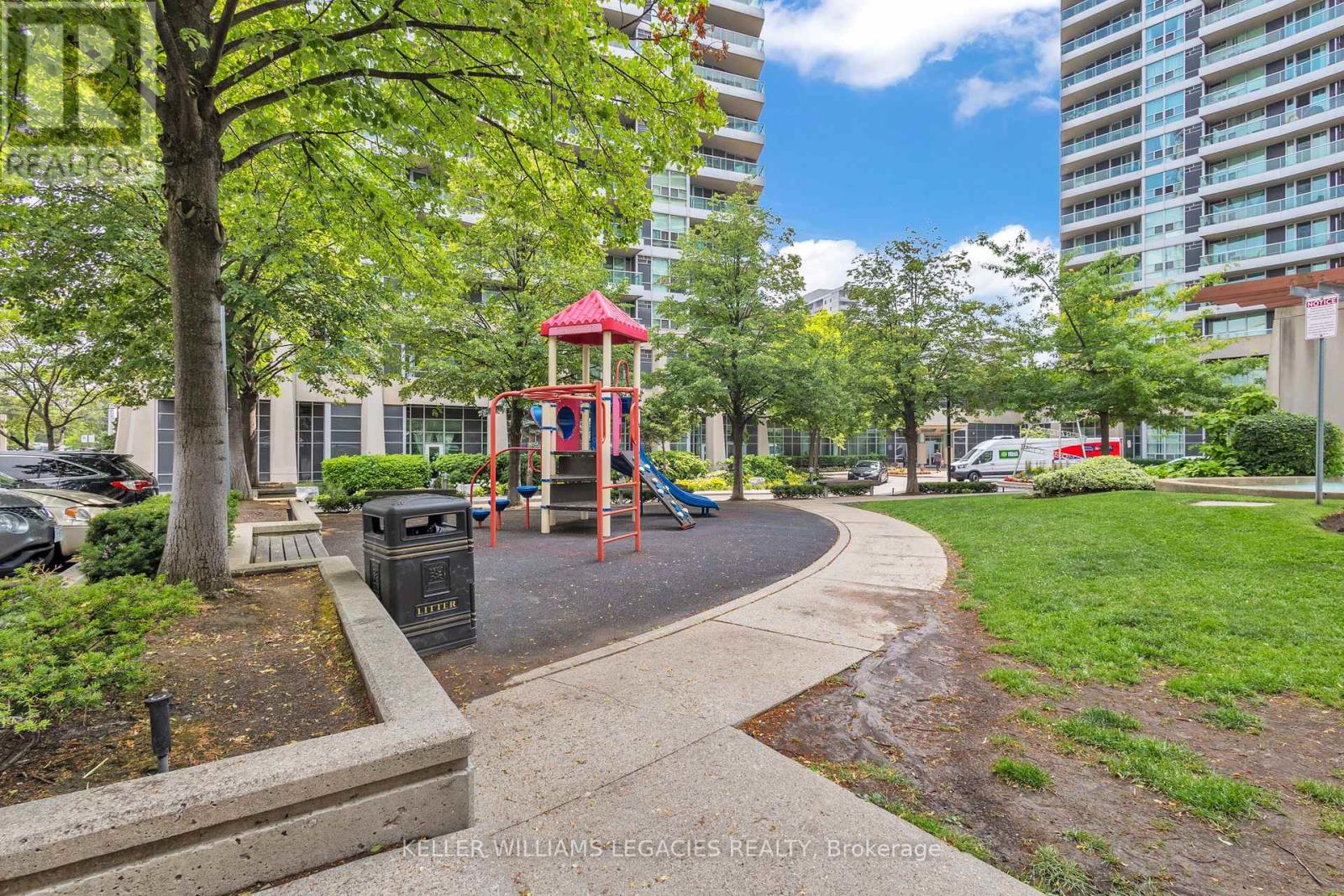 Photo 6 of 2013 33 Elm Drive W, Mississauga ON