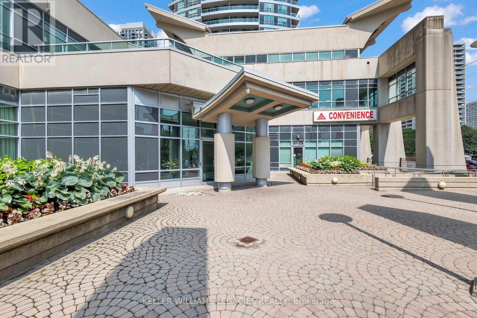 Photo 7 of 2013 33 Elm Drive W, Mississauga ON