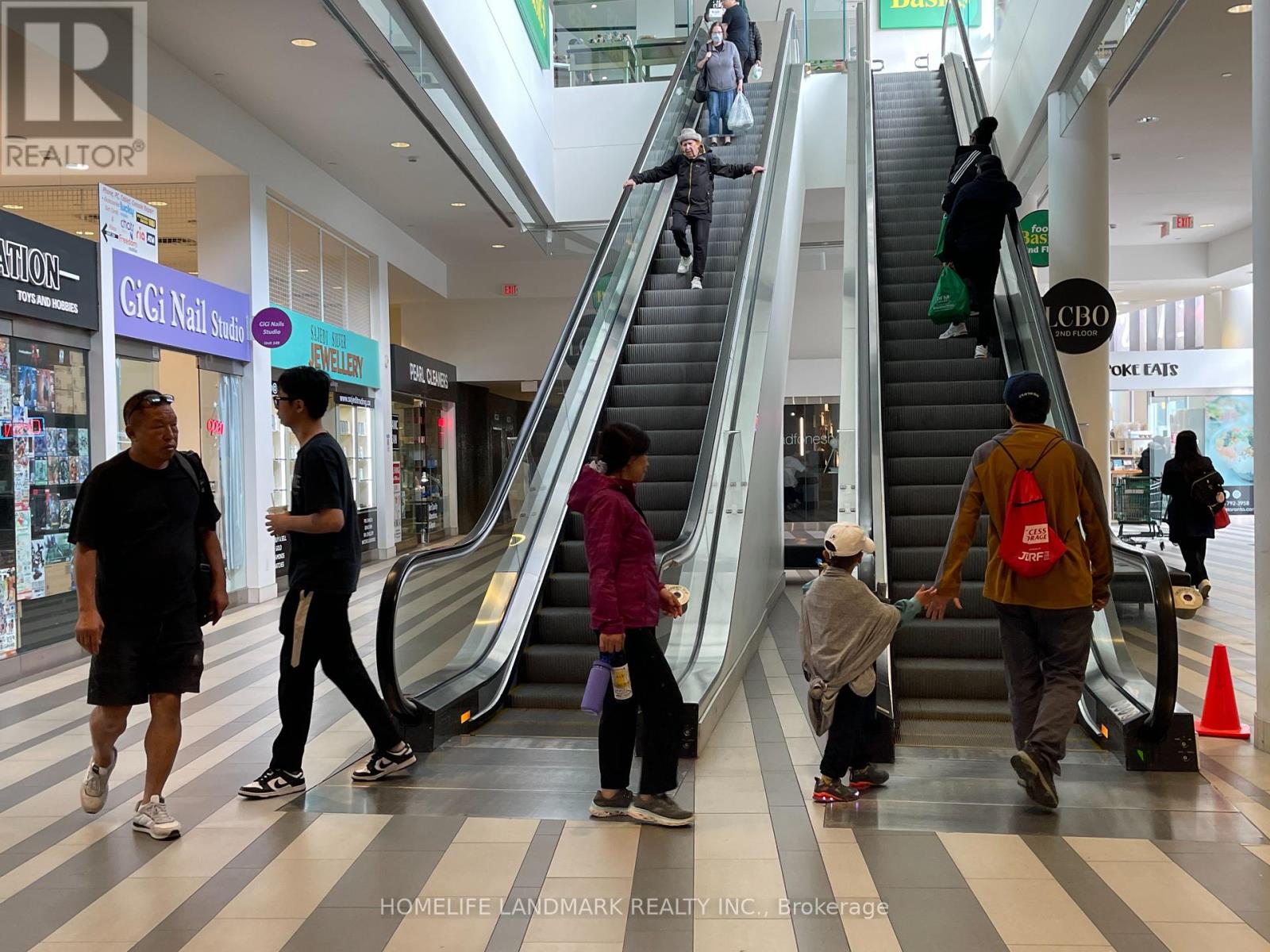 Photo 4 of 122 4750 Yonge Street, Toronto ON