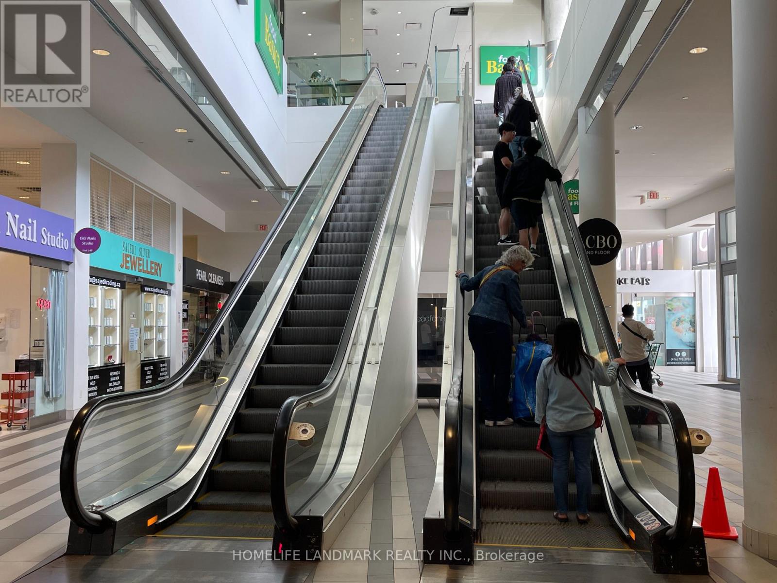 Photo 10 of 122 4750 Yonge Street, Toronto ON