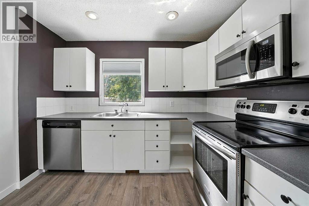Photo 2 of 13 15 Stanton Street, Red Deer AB