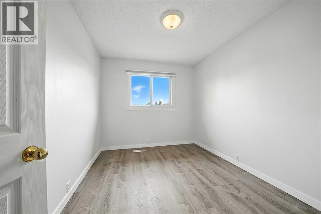 Photo 9 of 13 15 Stanton Street, Red Deer AB