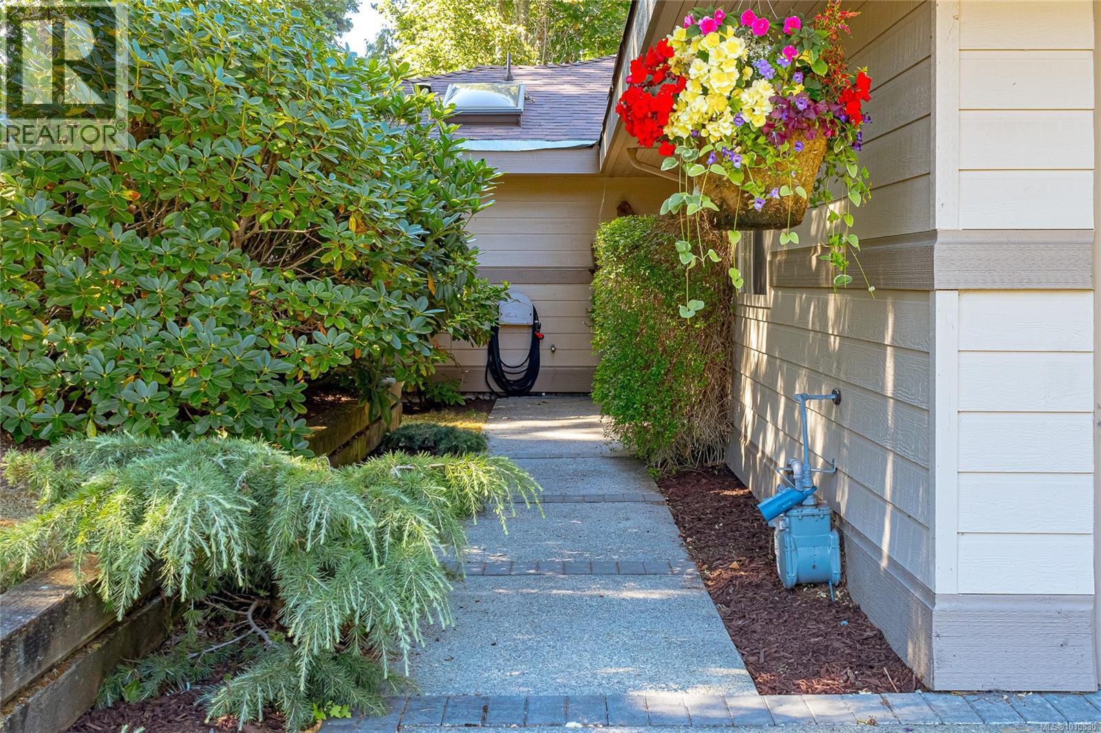 Photo 6 of 1283 Roberton Blvd, French Creek BC
