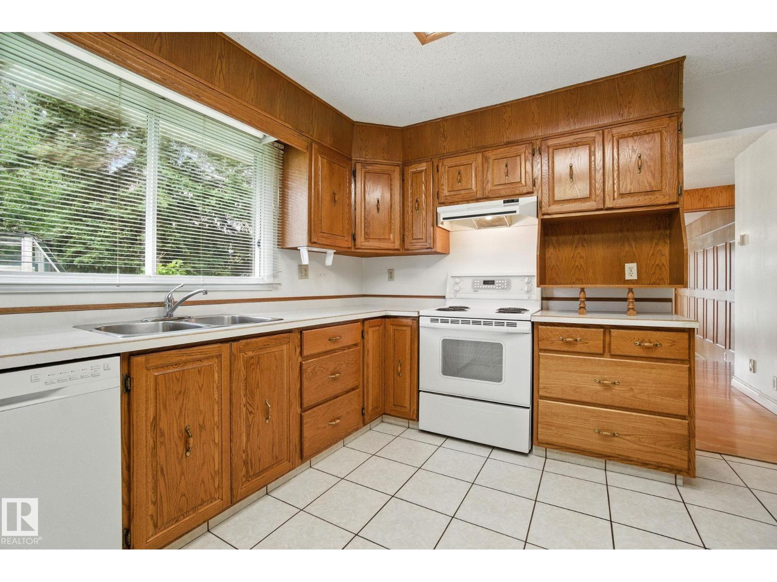 Photo 10 of 5501 54 Av, Beaumont AB