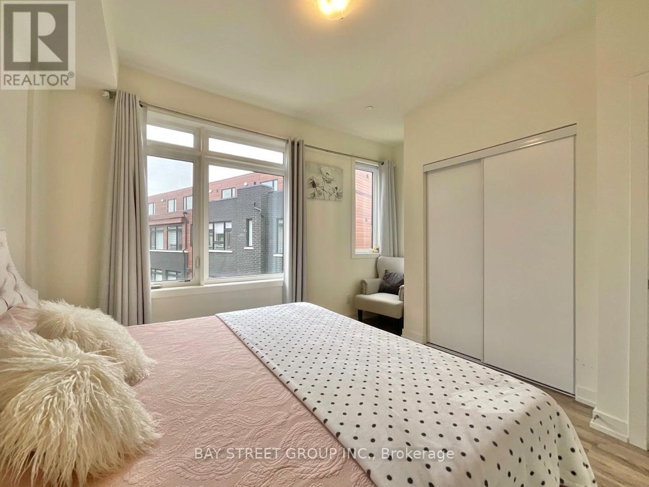 Photo 2 of 12 370 G Red Maple Road, Richmond Hill ON