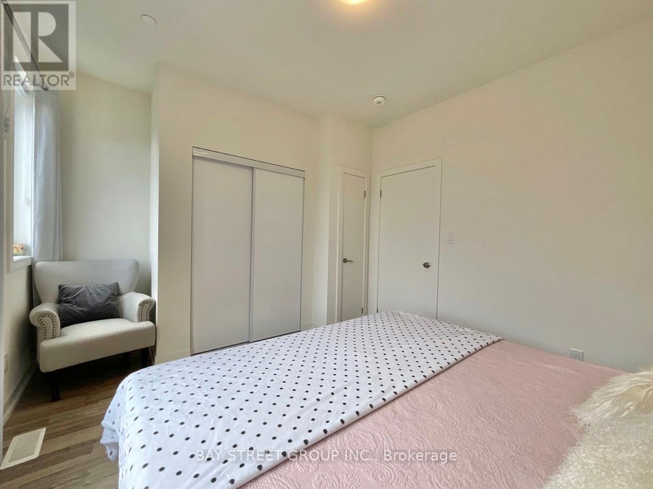 Photo 11 of 12 370 G Red Maple Road, Richmond Hill ON