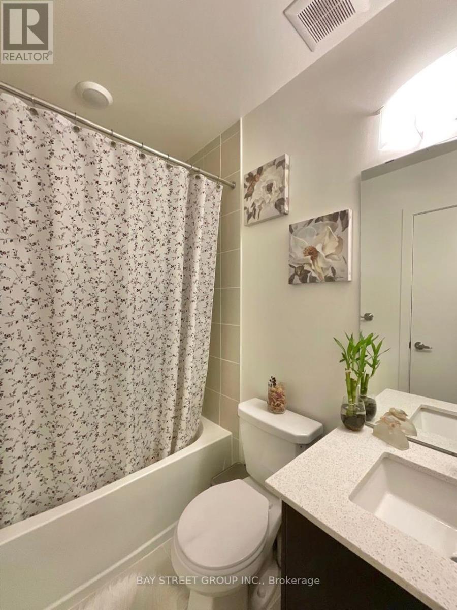 Photo 9 of 12 370 G Red Maple Road, Richmond Hill ON