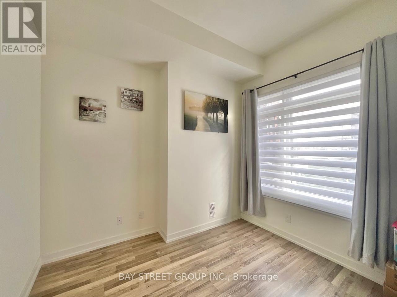 Photo 6 of 12 370 G Red Maple Road, Richmond Hill ON
