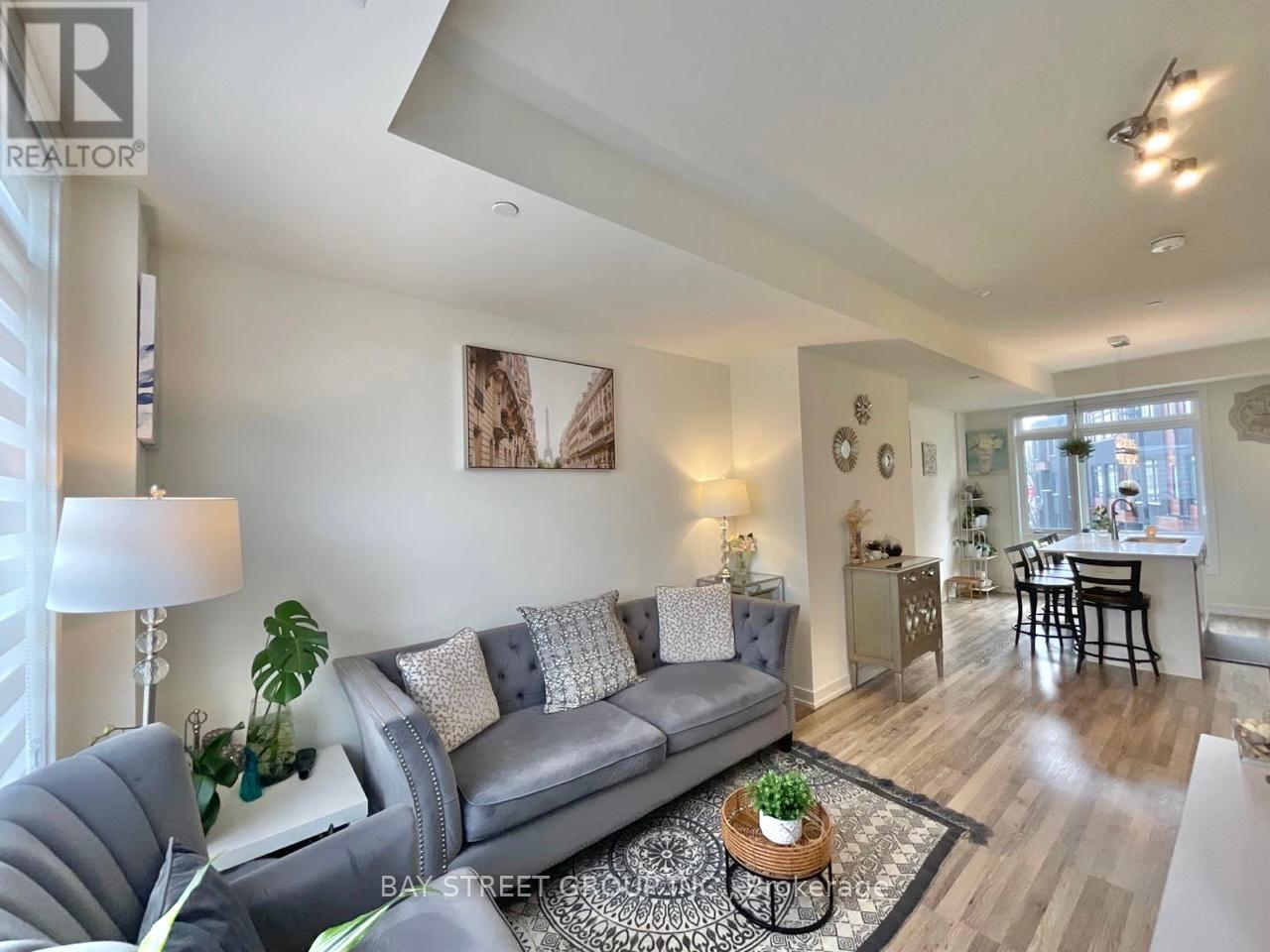 Photo 18 of 12 370 G Red Maple Road, Richmond Hill ON