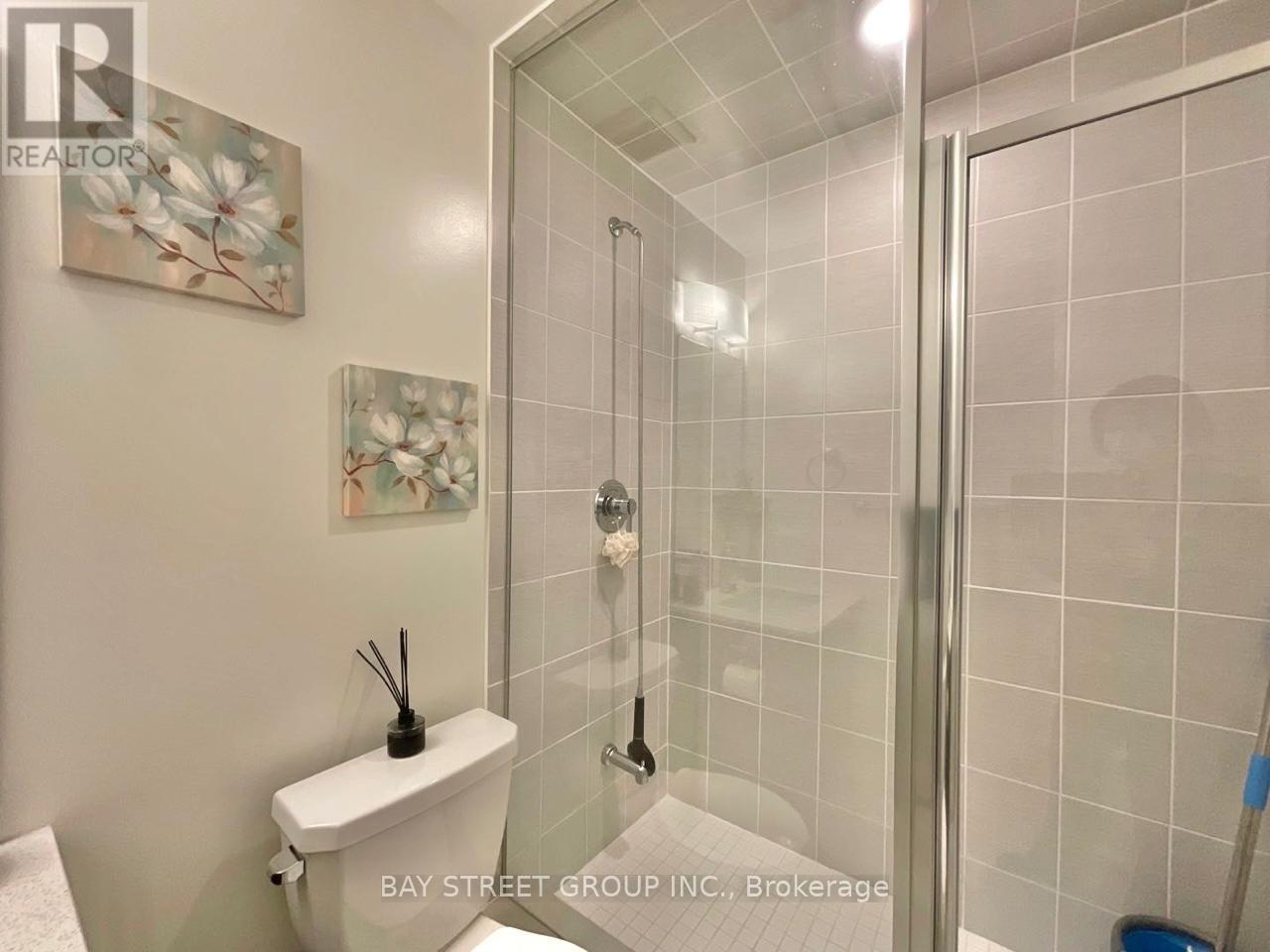 Photo 17 of 12 370 G Red Maple Road, Richmond Hill ON