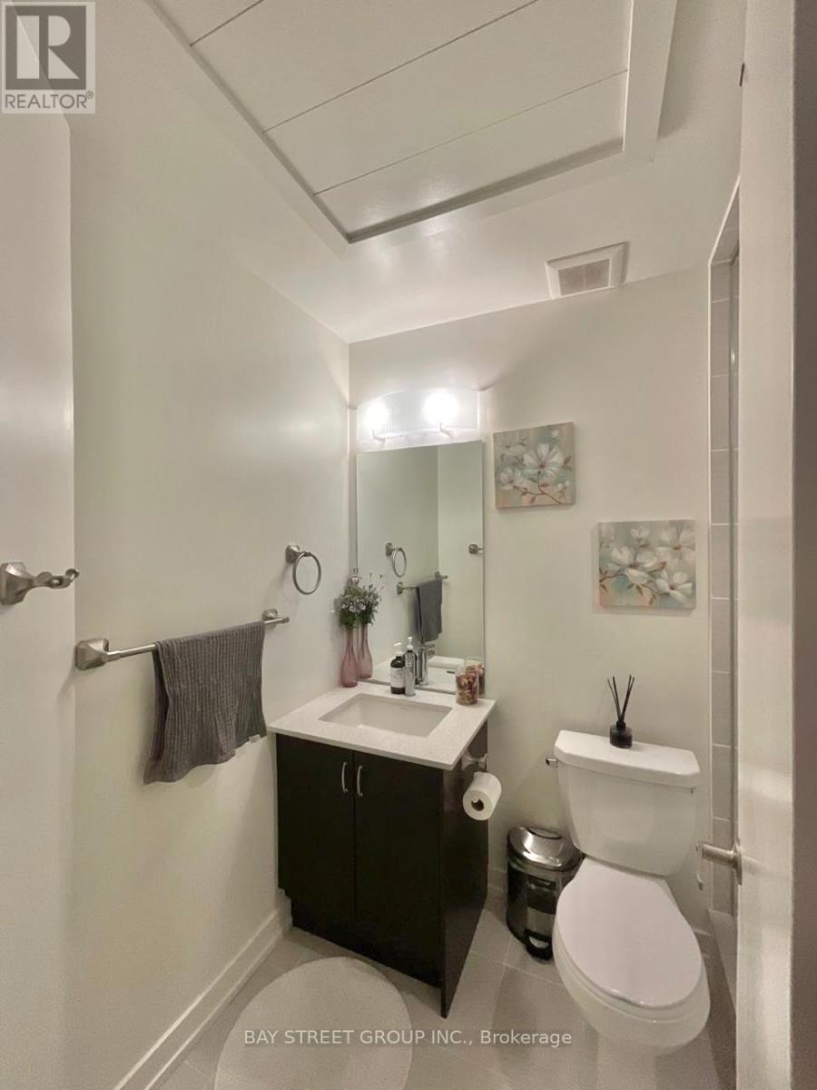 Photo 5 of 12 370 G Red Maple Road, Richmond Hill ON