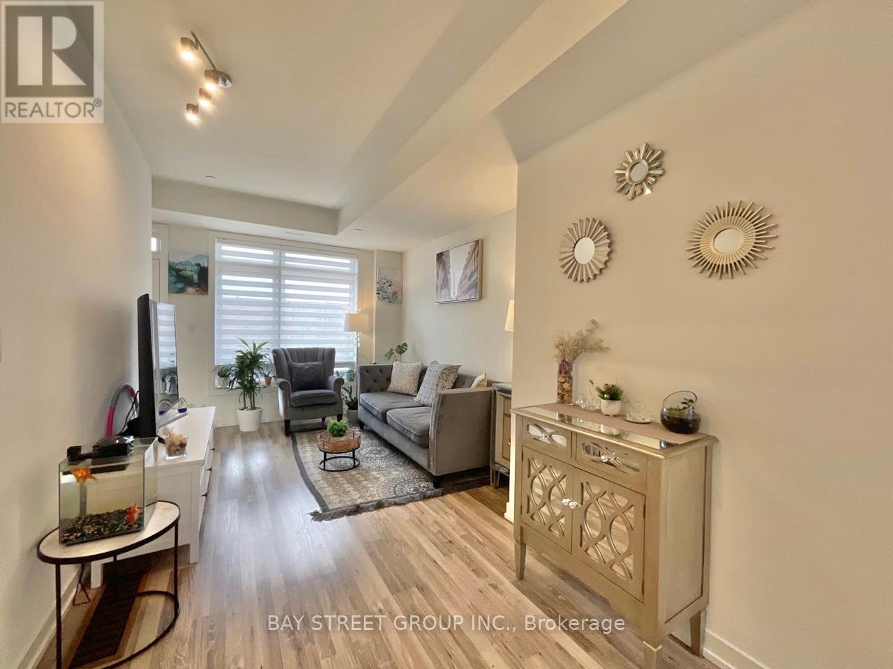 Photo 1 of 12 370 G Red Maple Road, Richmond Hill ON
