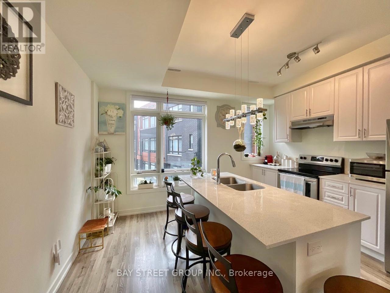 Photo 3 of 12 370 G Red Maple Road, Richmond Hill ON