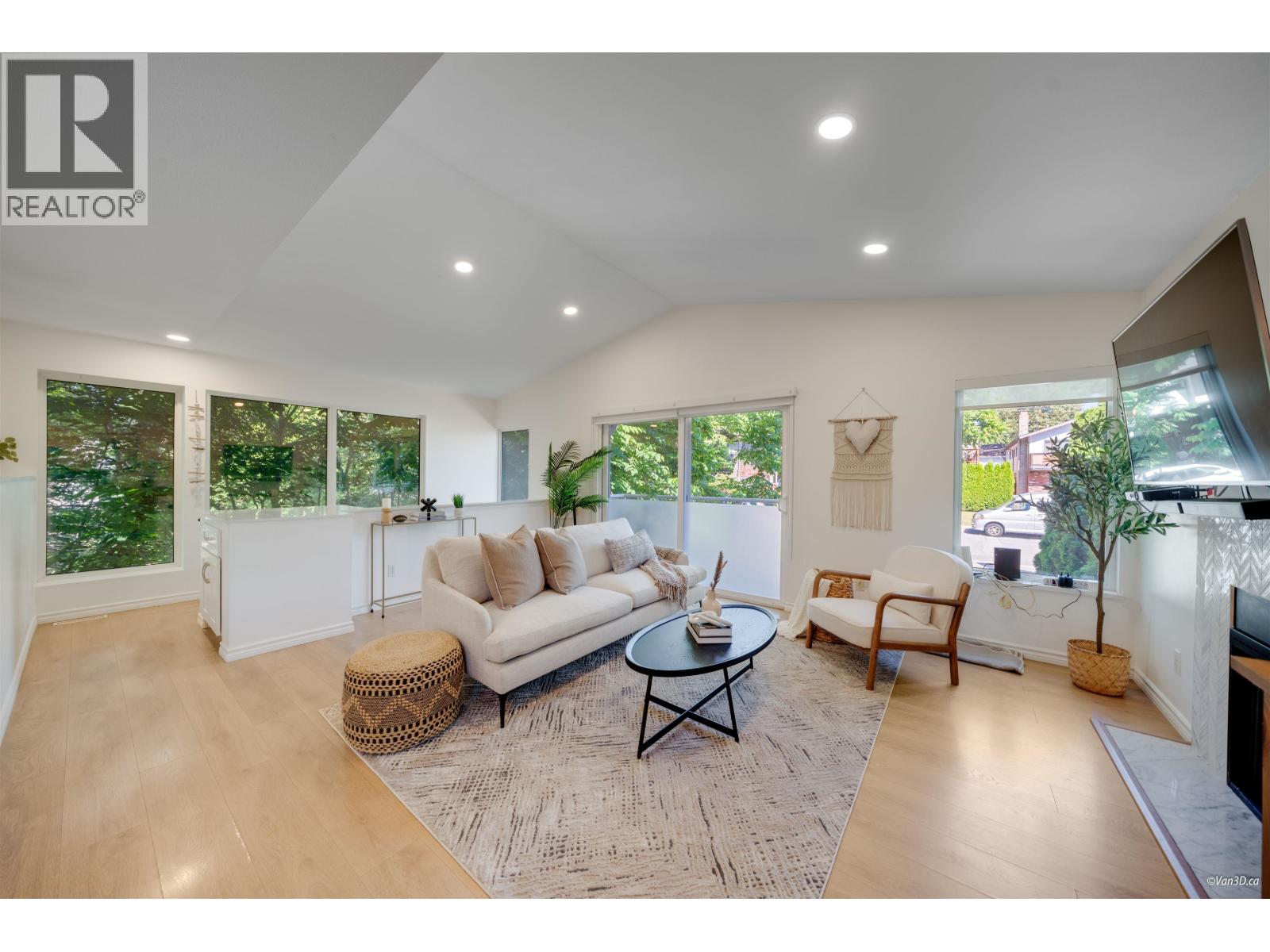 Photo 10 of 1911 Mahon Avenue, North Vancouver BC