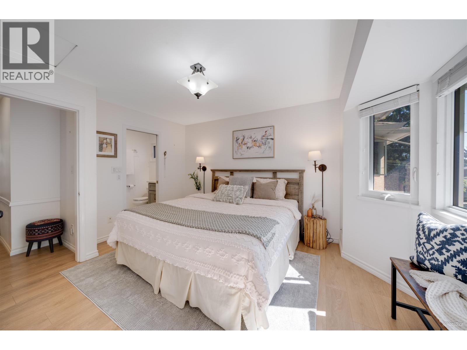 Photo 14 of 1911 Mahon Avenue, North Vancouver BC