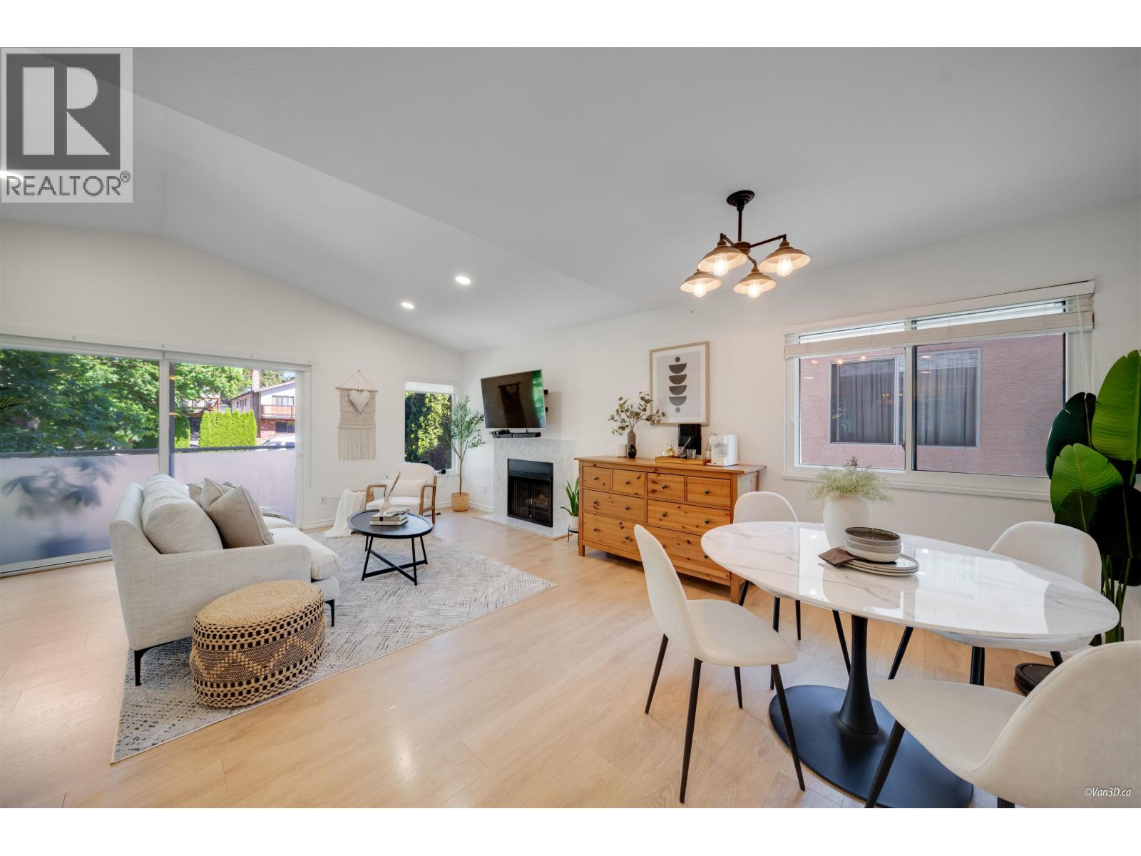 Photo 6 of 1911 Mahon Avenue, North Vancouver BC