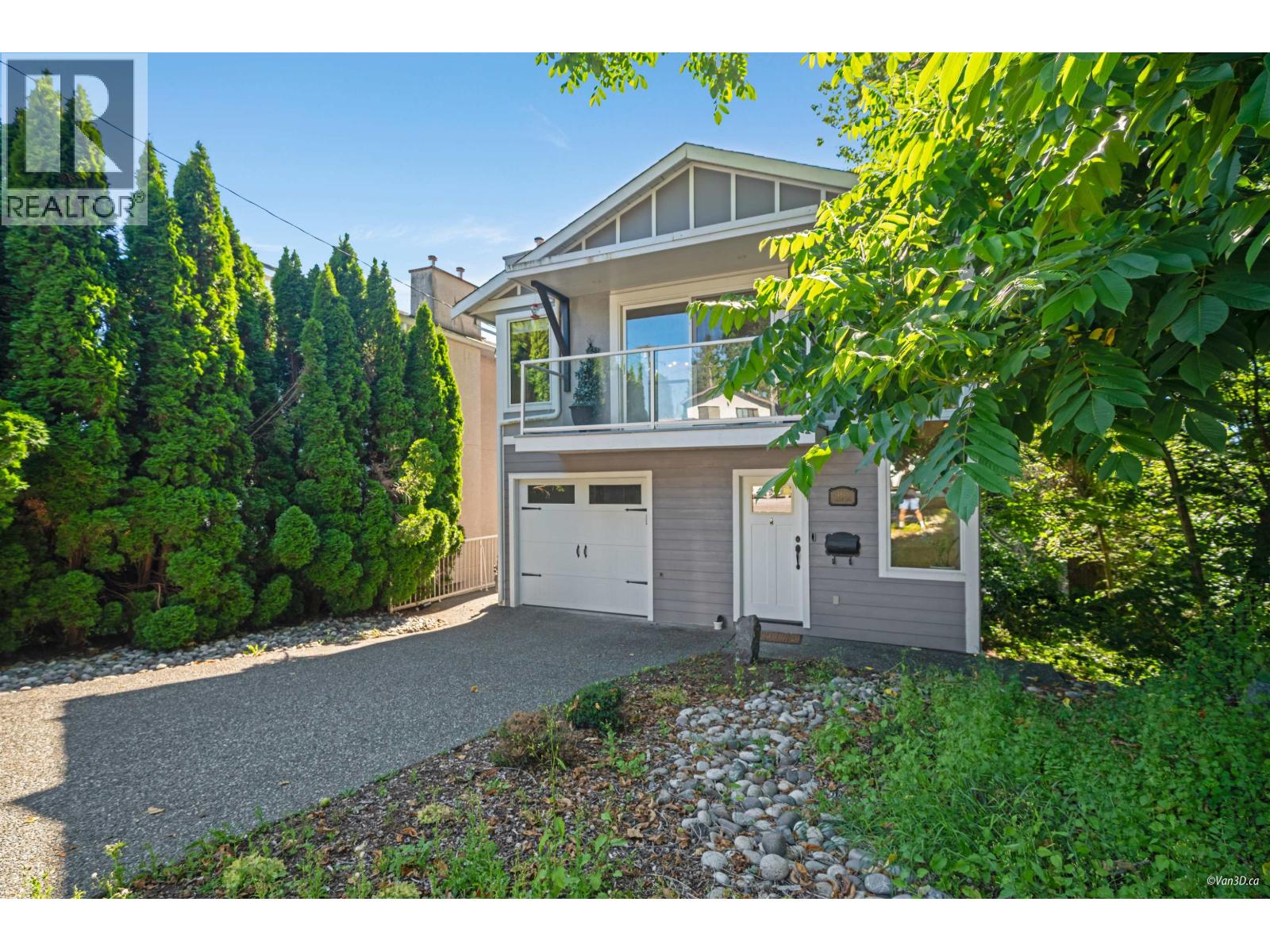 Photo 3 of 1911 Mahon Avenue, North Vancouver BC