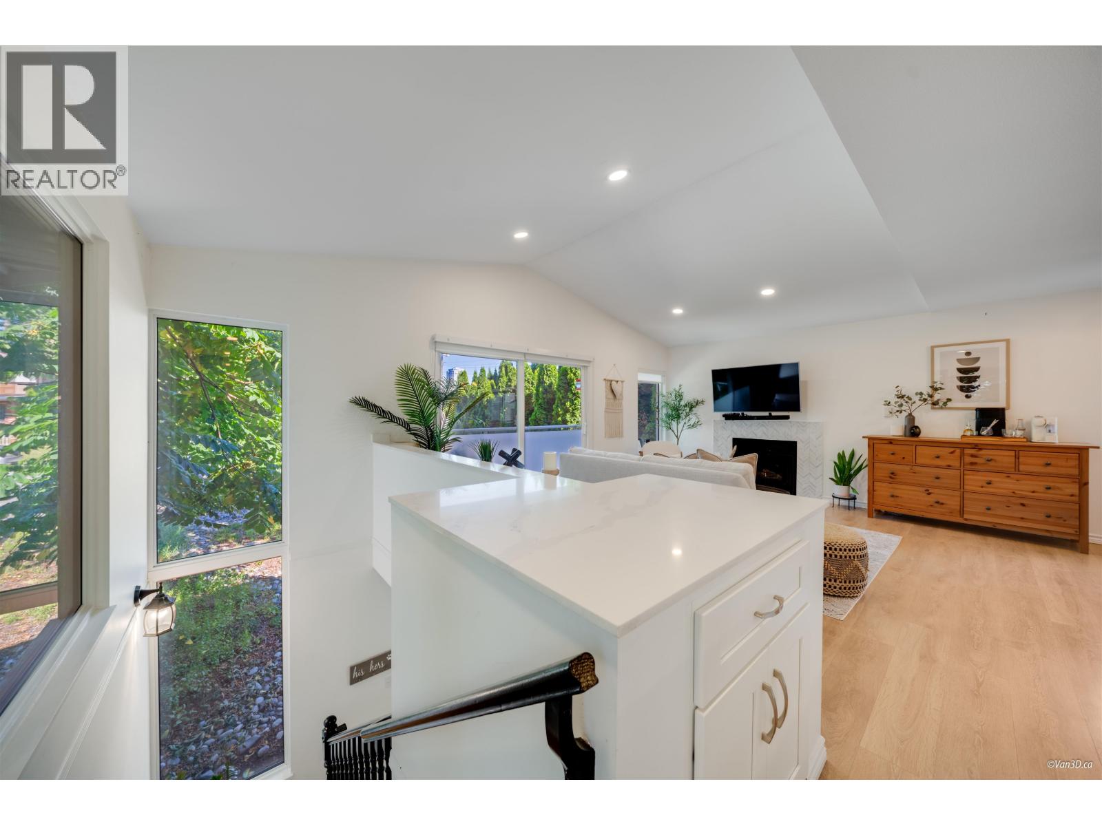 Photo 5 of 1911 Mahon Avenue, North Vancouver BC
