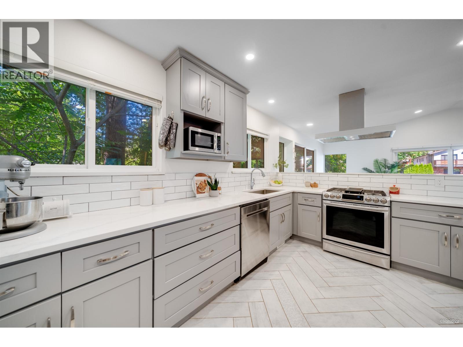 Photo 12 of 1911 Mahon Avenue, North Vancouver BC