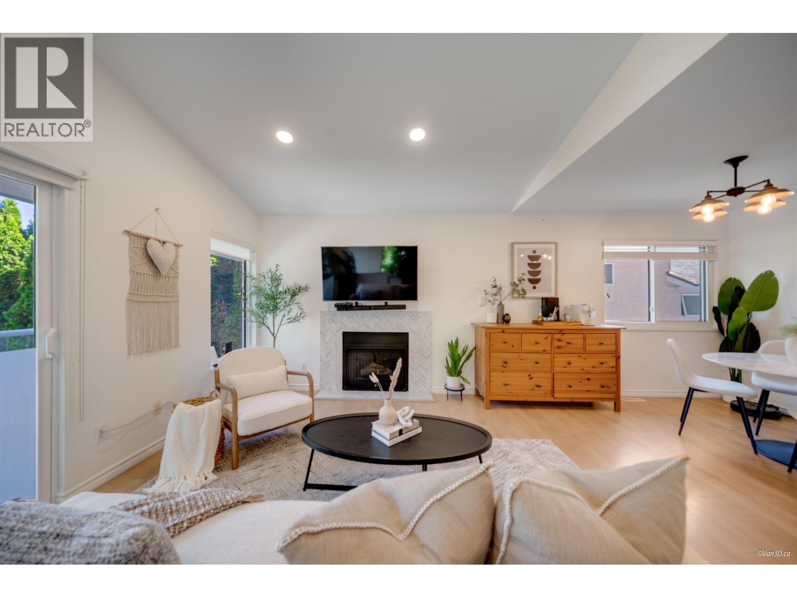 Photo 8 of 1911 Mahon Avenue, North Vancouver BC