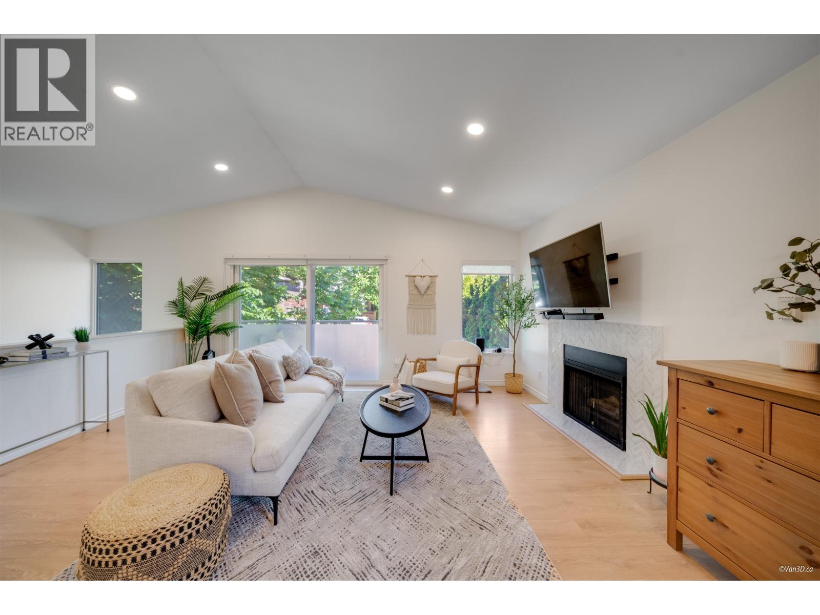 Photo 9 of 1911 Mahon Avenue, North Vancouver BC