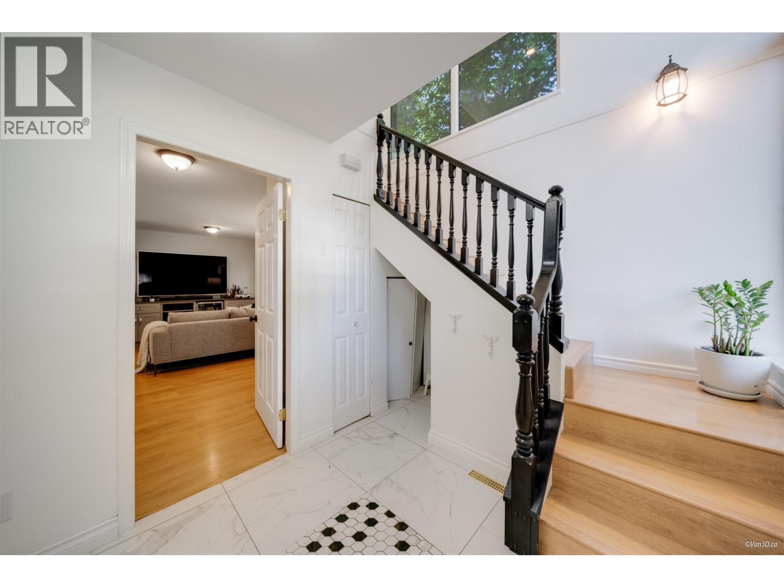 Photo 4 of 1911 Mahon Avenue, North Vancouver BC