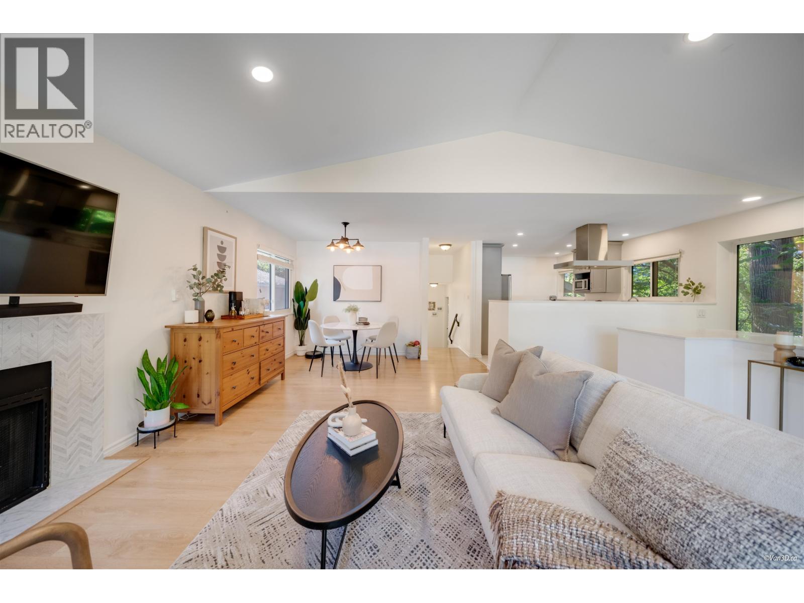 Photo 7 of 1911 Mahon Avenue, North Vancouver BC