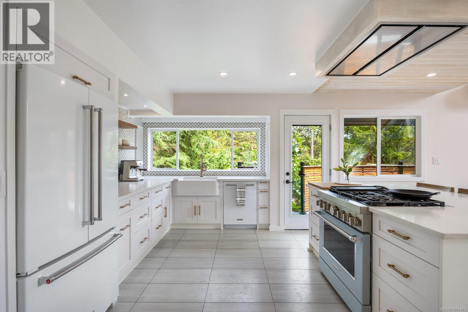 1975 Clamshell Dr, Gabriola Island