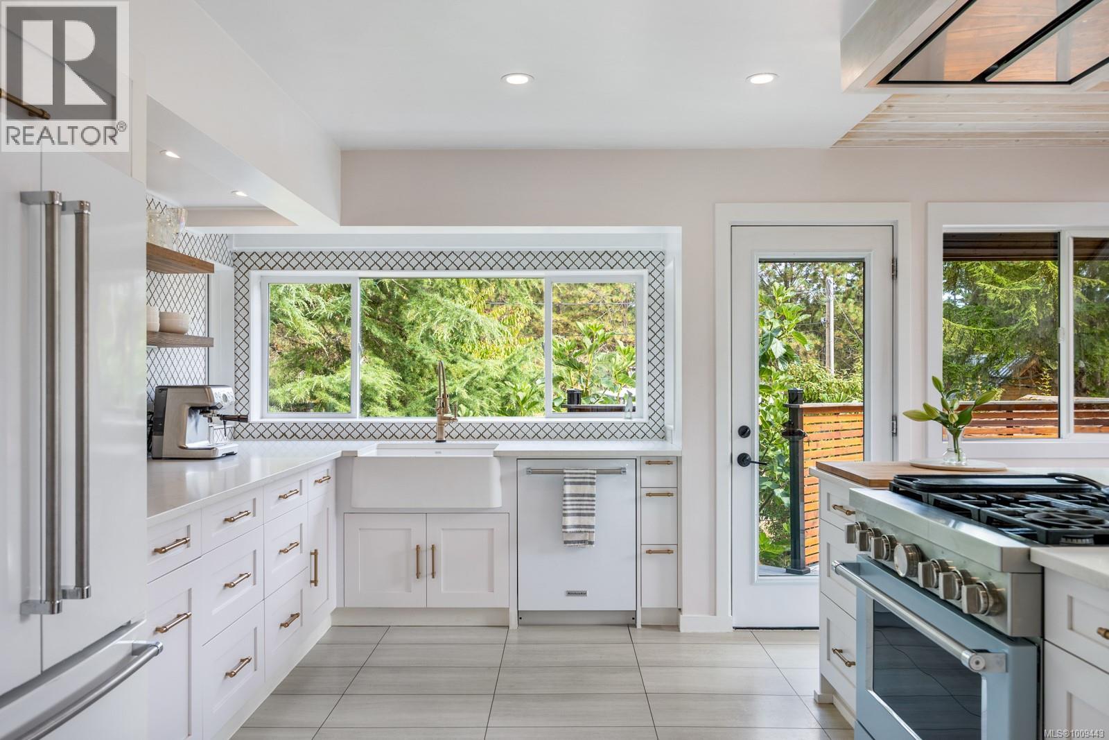 1975 Clamshell Dr, Gabriola Island