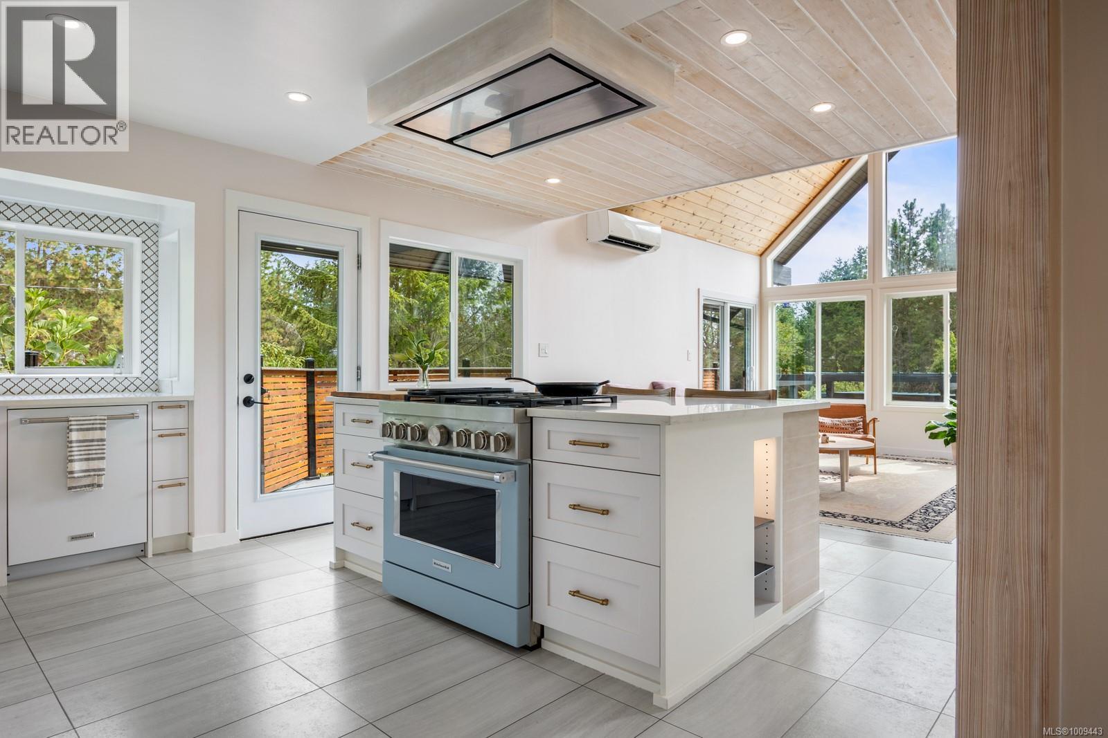 1975 Clamshell Dr, Gabriola Island
